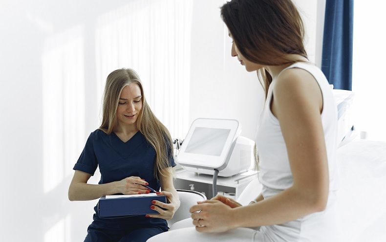 doctor con historial medico